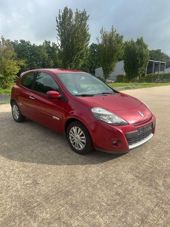 Rot Gebraucht 2009 Renault Clio II Dynamique Limousine | 2.200 € (Guter Preis) - Bild 1/4