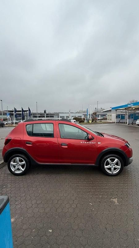 Gebraucht Dacia Sandero Stepway 90 PS (66 kW) 2015 Rot Kleinwagen