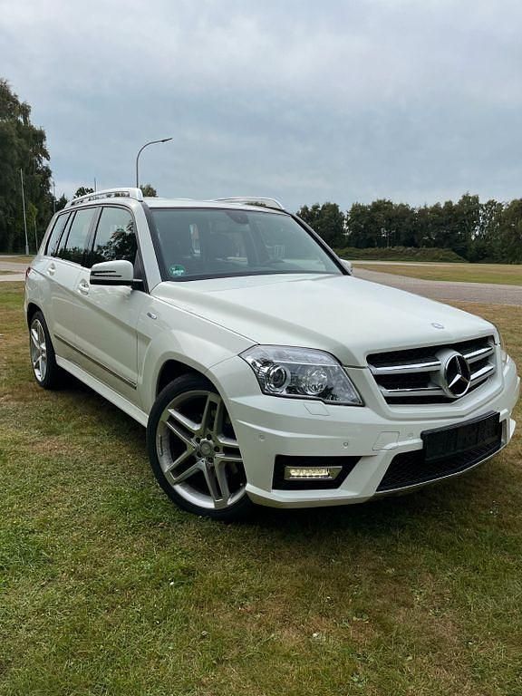 Weiß Gebraucht 2011 Mercedes GLK220 AMG line SUV | 11.100 € (Superpreis) - Bild 1/4