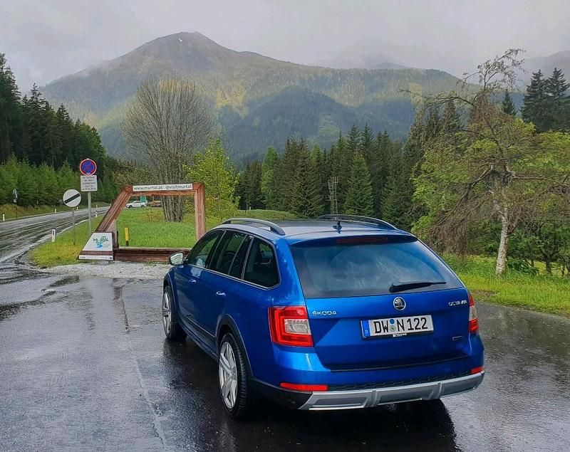 Blau Gebraucht 2014 Skoda Octavia Scout 4x4 Kombi | 9.900 € (Fairer Preis) - Bild 1/4
