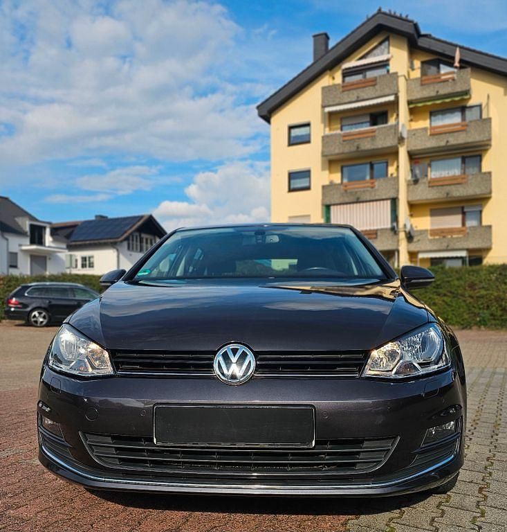 Grau Gebraucht 2015 VW Golf VII LOUNGE Limousine | 10.290 € (Fairer Preis) - Bild 1/4