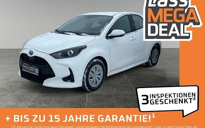 Schneeweiß Gebraucht 2022 Toyota Yaris Hybrid Basis Limousine | 14.980 € (Superpreis) - Bild 1/4