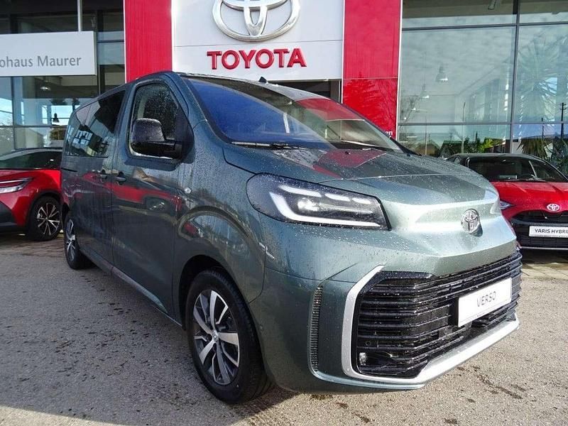 Dunkel grün metallic Gebraucht 2024 Toyota Proace Verso Team Kombi | 47.990 € (Teuer) - Bild 1/4
