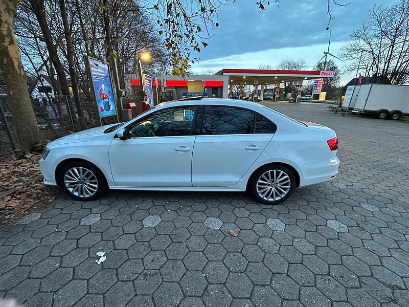 Weiß Gebraucht 2015 VW Jetta SE Limousine | 11.500 € - Bild 1/4