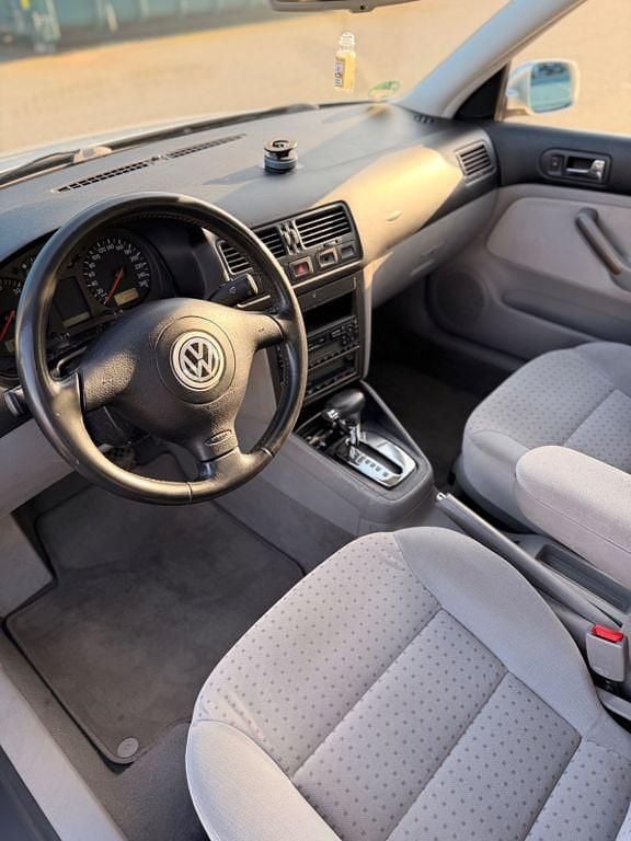 Second-hand VW Bora 101 CP (74 kW) 2000 Argintiu Berlinǎ