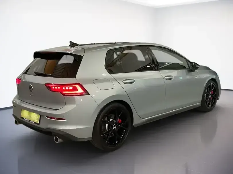 Gebraucht VW Golf VIII GTI 265 PS (194 kW) 2024 Oyster silver metallic schwarz Limousine