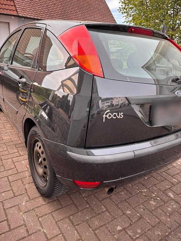 Second-hand Ford Focus 116 CP (85 kW) 2004 Negru Berlinǎ