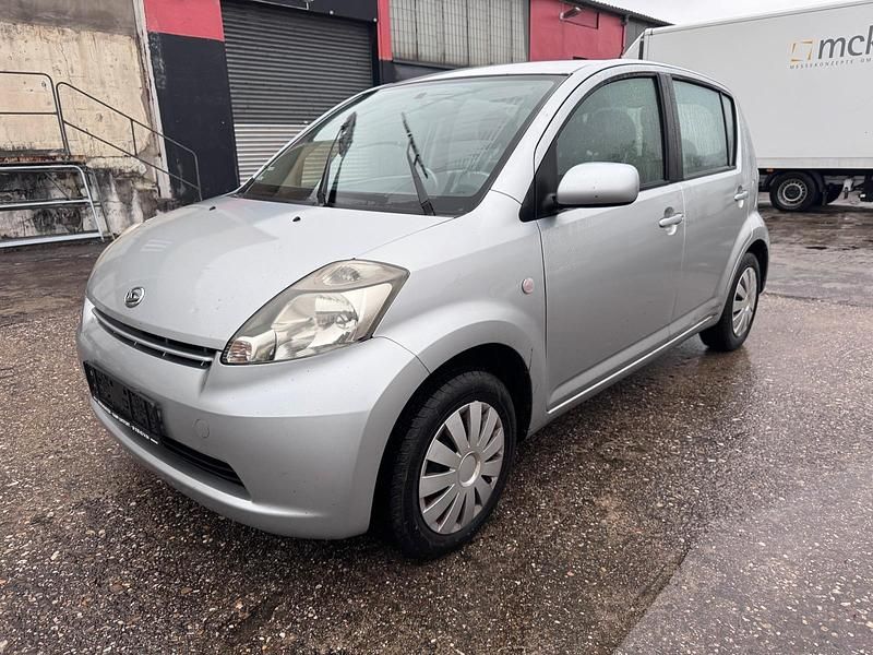Silber Gebraucht 2006 Daihatsu Sirion Kleinwagen | 1.690 € (Fairer Preis) - Bild 1/4
