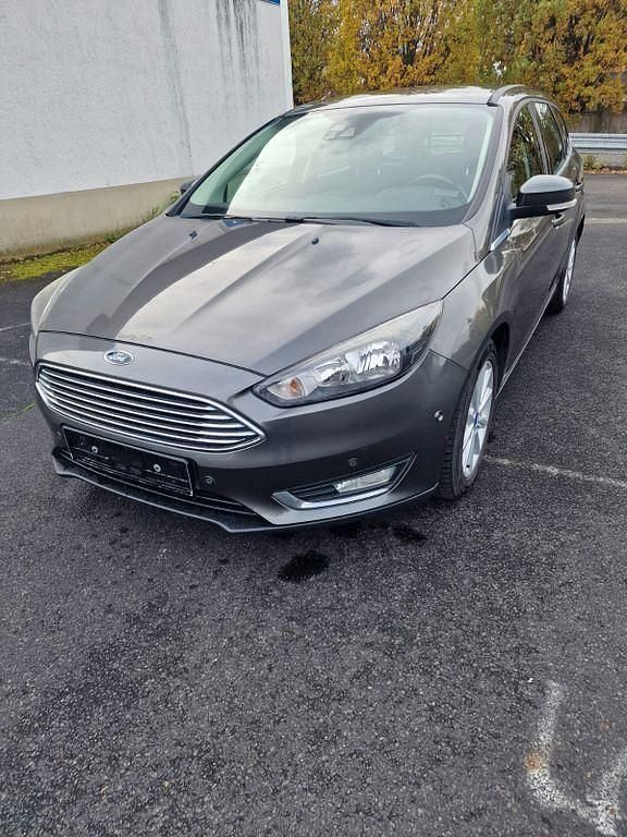 Grau Gebraucht 2015 Ford Focus Titanium Limousine | 5.500 € (Guter Preis) - Bild 1/4