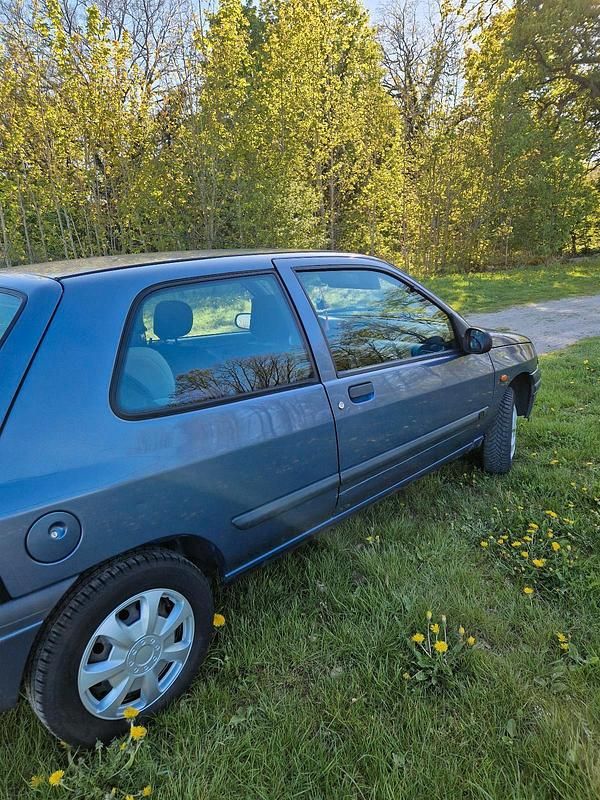 Brugt Renault Clio II 50 HK (36 kW) 1998 Andere farben Hatchback