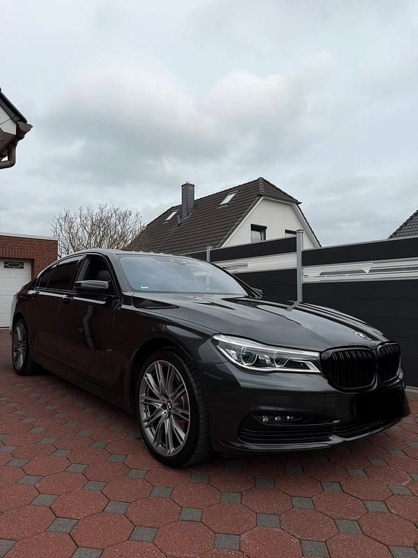 Gebraucht BMW 750 449 PS (330 kW) 2017 Grau Limousine