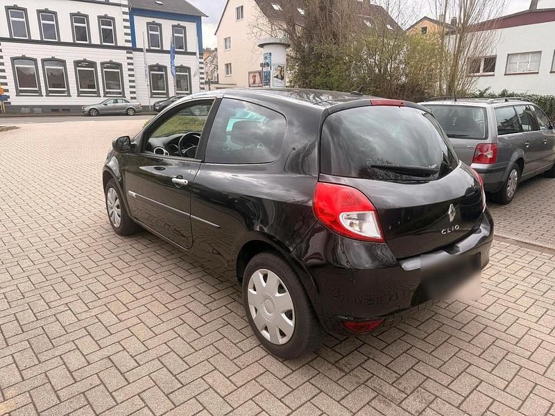 Gebraucht Renault Clio II 75 PS (55 kW) 2011 Schwarz Kleinwagen