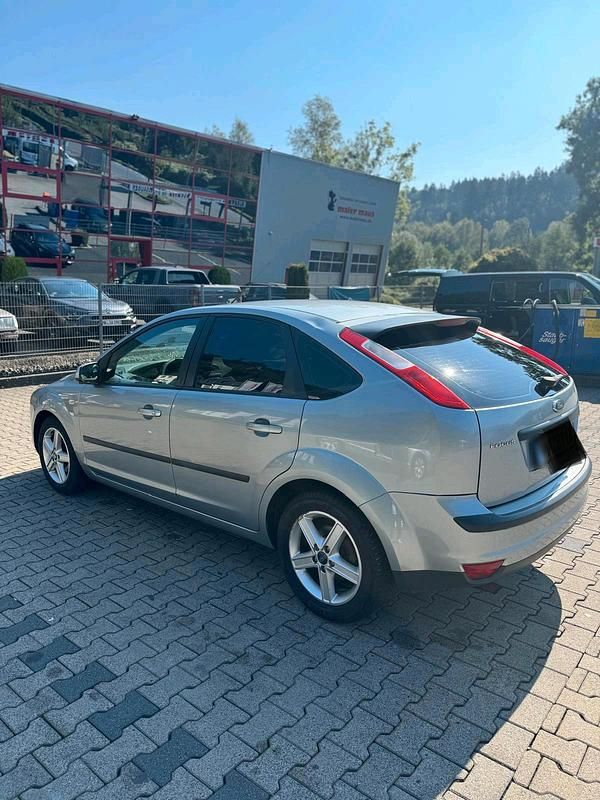 Gebraucht Ford Focus 116 PS (85 kW) 2005 Silber Limousine