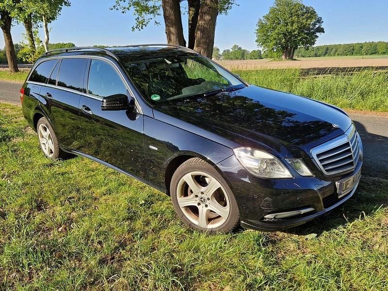Schwarz Gebraucht 2012 Mercedes E220 Kombi | 8.700 € (Guter Preis) - Bild 1/4