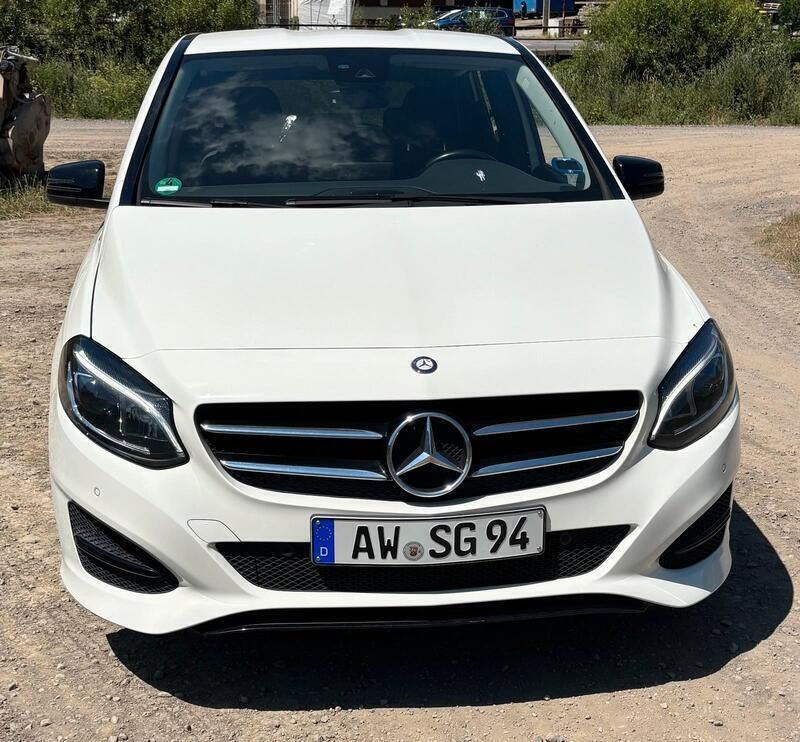 Weiß Gebraucht 2014 Mercedes B180 AMG line Van / Kleinbus | 9.800 € (Superpreis) - Bild 1/4