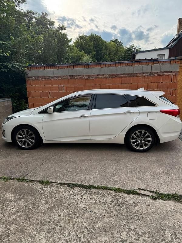 Weiß Gebraucht 2015 Hyundai i40 Kombi | 5.500 € - Bild 1/4