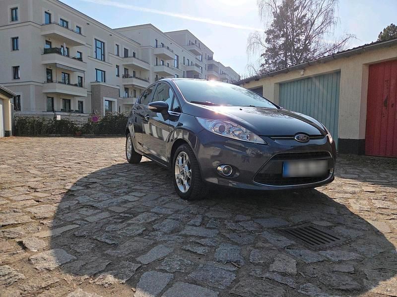Gebraucht Ford Fiesta 95 PS (69 kW) 2012 Grau Kleinwagen