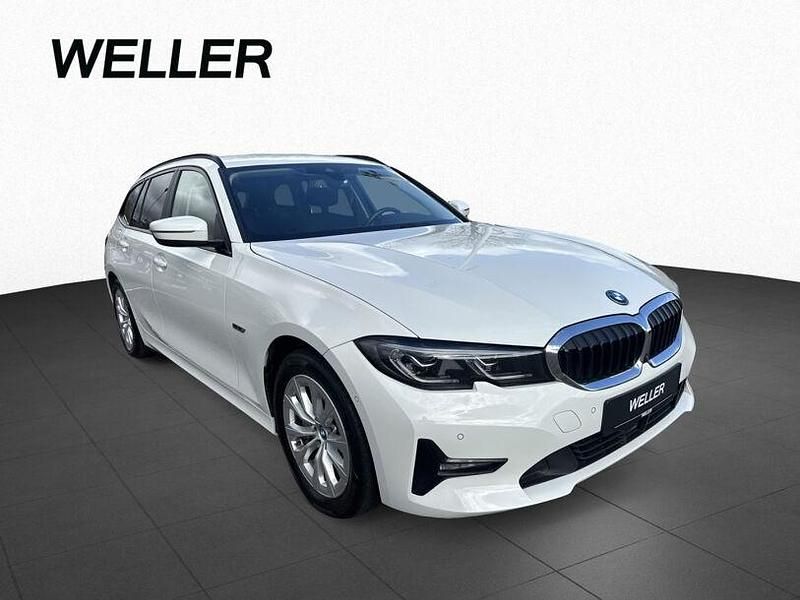 Gebraucht BMW 330e Advantage 292 PS (214 kW) 2022 Weiß Kombi