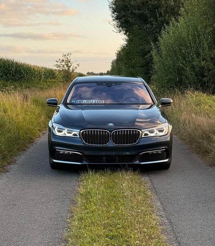 Grau Gebraucht 2015 BMW 730 Limousine | 25.250 € (Teuer) - Bild 1/4