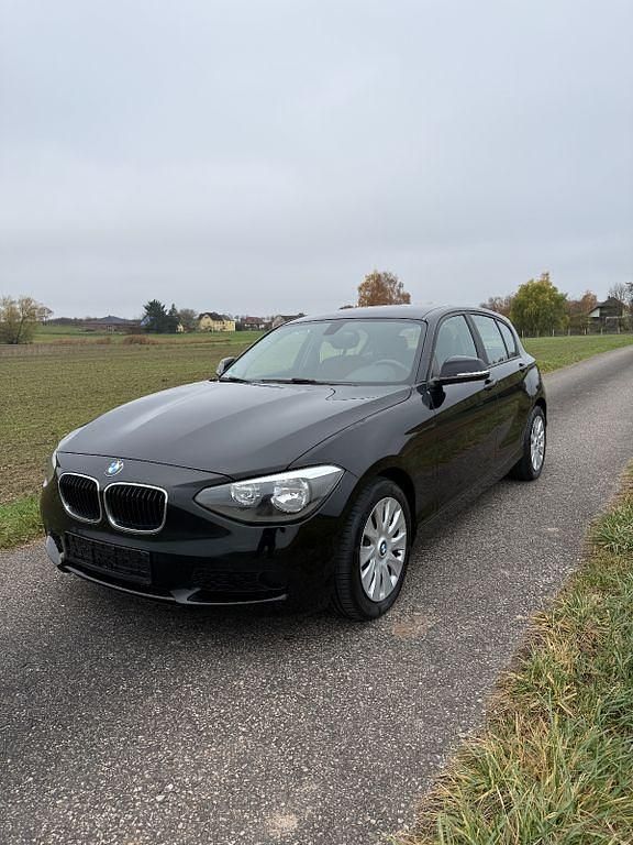 Schwarz Gebraucht 2012 BMW 116 Comfort Edition Kleinwagen | 7.490 € (Fairer Preis) - Bild 1/4