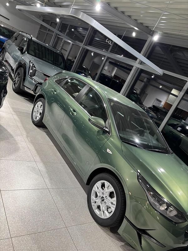 Grün Gebraucht 2025 Kia Ceed Vision Kleinwagen | 25.677 € (Fairer Preis) - Bild 1/4