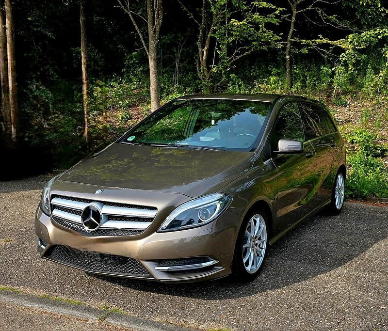 Braun Gebraucht 2014 Mercedes B220 Van / Kleinbus | 14.250 € (Fairer Preis) - Bild 1/4