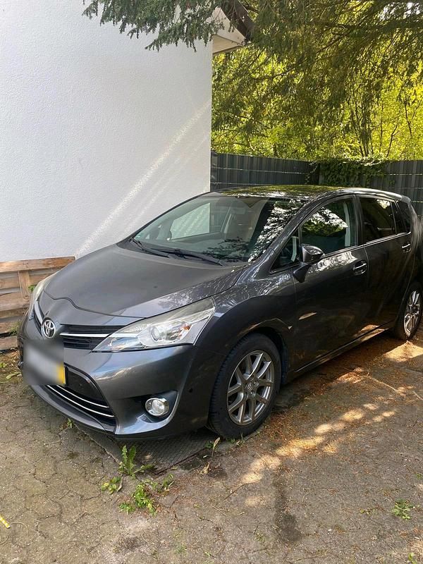 Grau Gebraucht 2013 Toyota Verso Van / Kleinbus | 8.500 € (Fairer Preis) - Bild 1/4