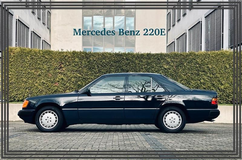 Blau Gebraucht 1993 Mercedes E220 Limousine | 9.600 € - Bild 1/4
