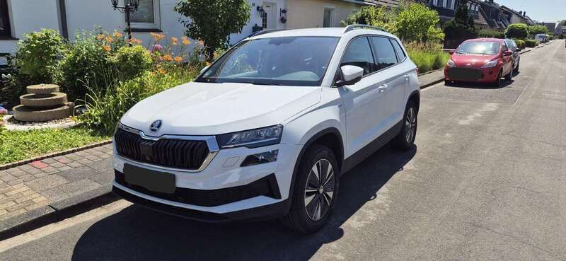 Weiß Gebraucht 2023 Skoda Karoq Ambition SUV | 31.950 € (Superpreis) - Bild 1/4