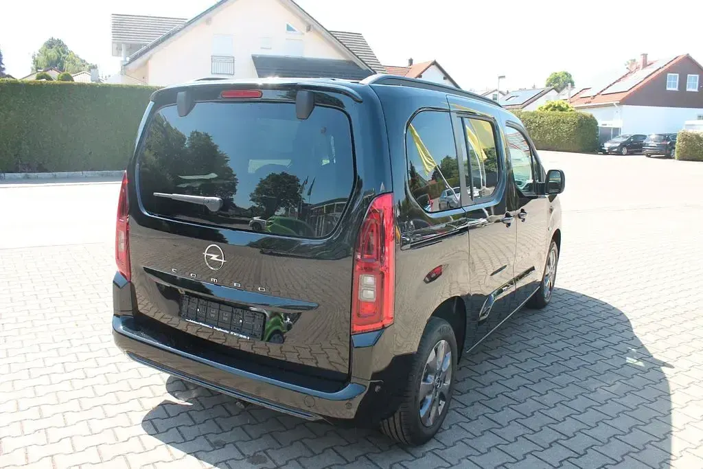 Nowe Opel Combo Life 131 KM (96 kW) 2026 Czarny Minivan