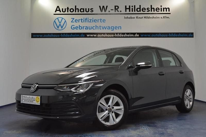 Grau Gebraucht 2023 VW Golf VIII Life Limousine | 19.929 € (Guter Preis) - Bild 1/4