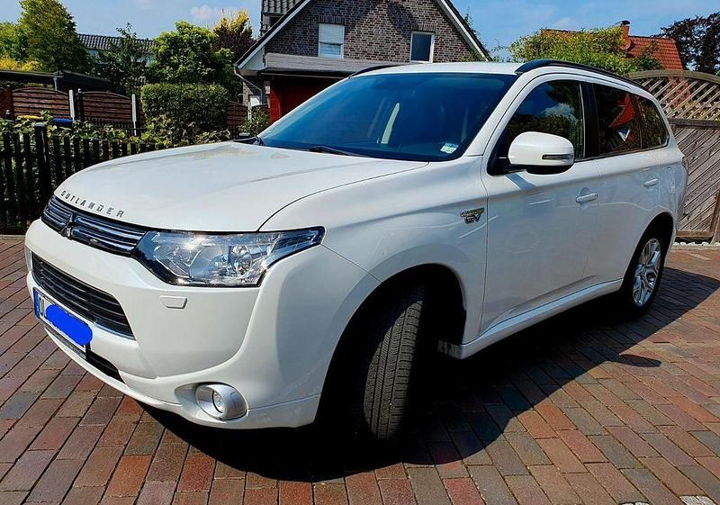 Weiß Gebraucht 2014 Mitsubishi Outlander P-HEV Top SUV | 14.900 € (Fairer Preis) - Bild 1/4