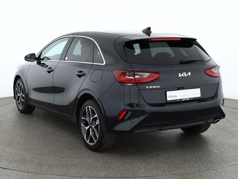 Neu Kia Ceed 140 PS (102 kW) 2025 Schwarz Kleinwagen
