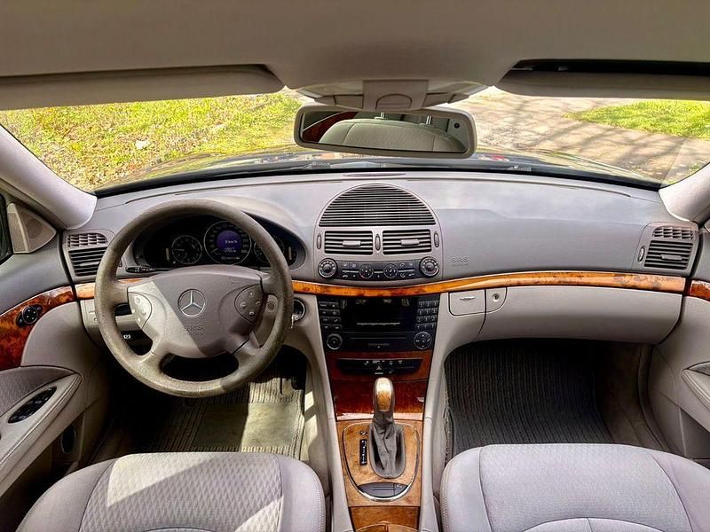 Gebraucht Mercedes E220 150 PS (110 kW) 2003 Blau Limousine