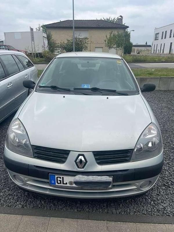 Grau Gebraucht 2004 Renault Clio II Limousine | 1.690 € (Fairer Preis) - Bild 1/4