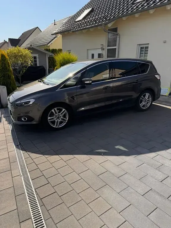Używany Ford S-MAX Titanium 241 KM (177 kW) 2019 Szary Minivan