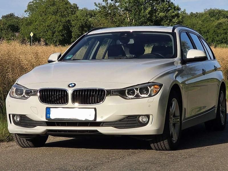 Weiß Gebraucht 2014 BMW 320 Sport Line Kombi | 14.099 € (Fairer Preis) - Bild 1/4