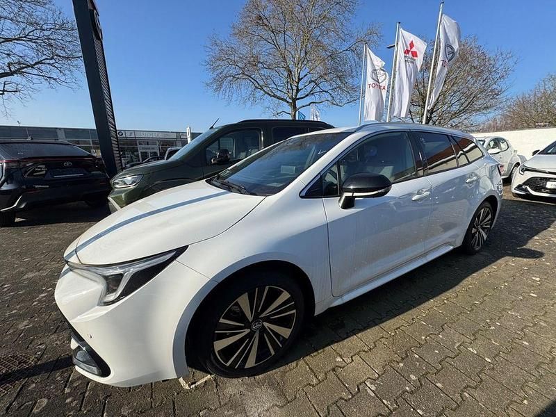 Neu Toyota Corolla 196 PS (144 kW) 2026 Super white 2 Kombi
