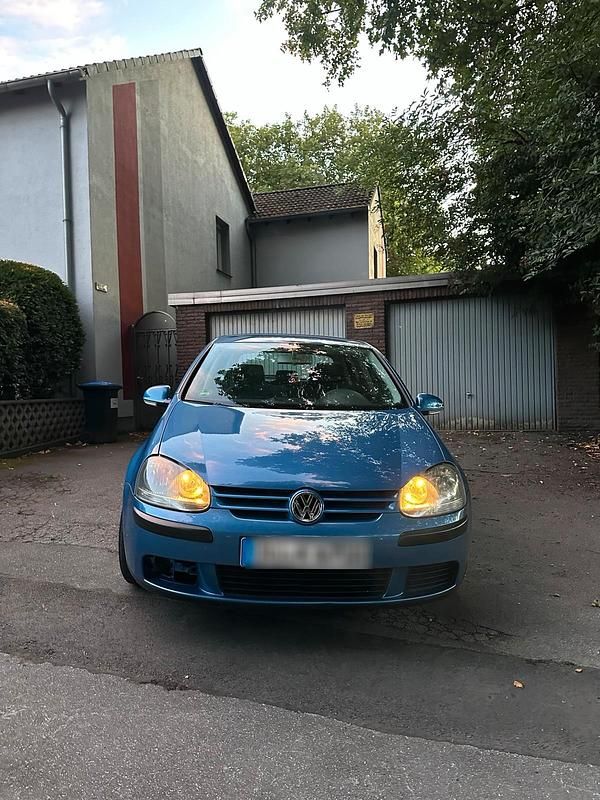 Blau Gebraucht 2004 VW Golf V Kleinwagen | 2.600 € (Fairer Preis) - Bild 1/4
