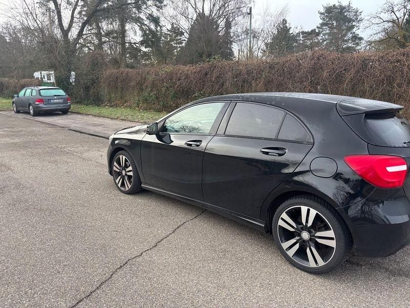 Gebraucht Mercedes A180 122 PS (89 kW) 2013 Schwarz Limousine