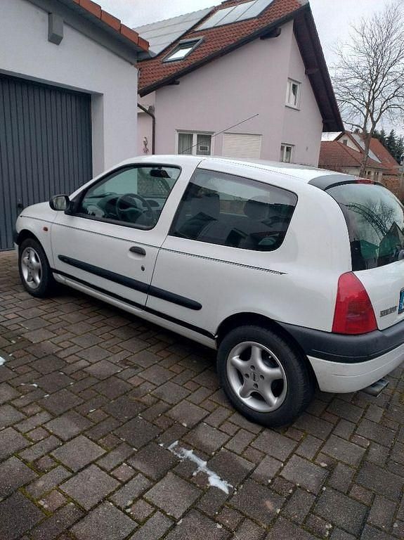Weiß Gebraucht 2000 Renault Clio II Limousine | 1.250 € (Fairer Preis) - Bild 1/4