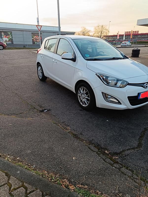 Gebraucht Hyundai i20 101 PS (74 kW) 2014 Weiß Kleinwagen
