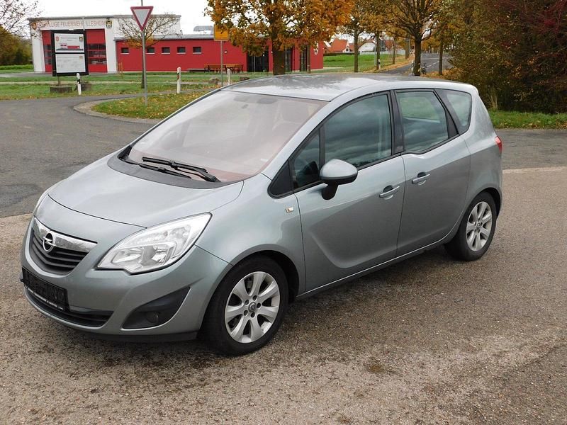 Grau Gebraucht 2012 Opel Meriva Van / Kleinbus | 3.670 € (Teuer) - Bild 1/4