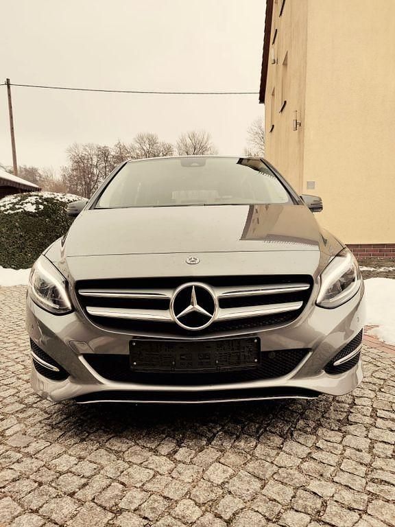 Gebraucht Mercedes B180 122 PS (89 kW) 2017 Grau Van / Kleinbus
