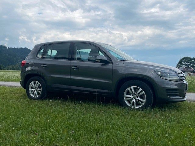 Grau Gebraucht 2014 VW Tiguan Trendline SUV | 11.990 € (Guter Preis) - Bild 1/4