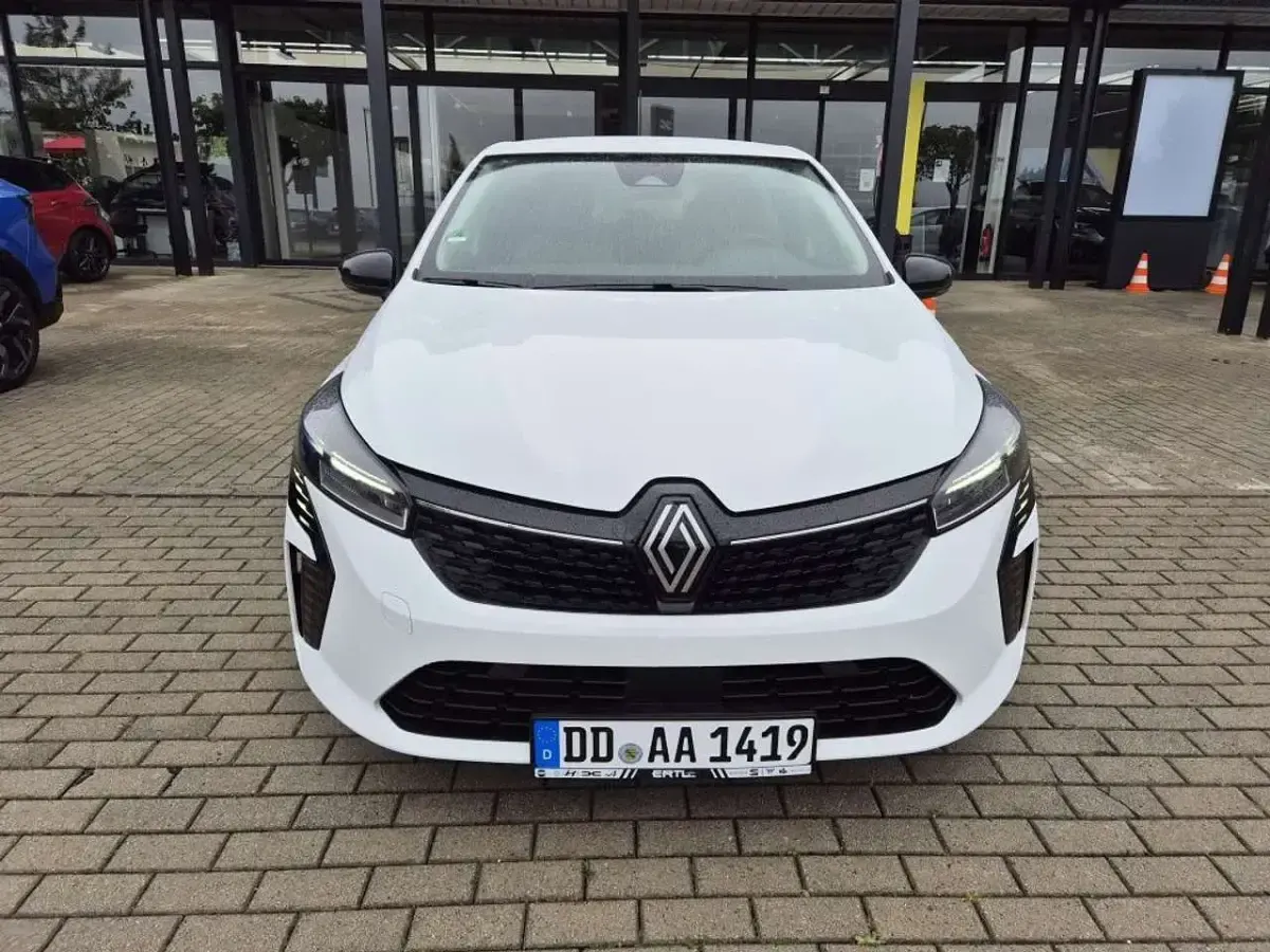 Używany Renault Clio V Evolution 67 KM (49 kW) 2024 Biały Hatchback