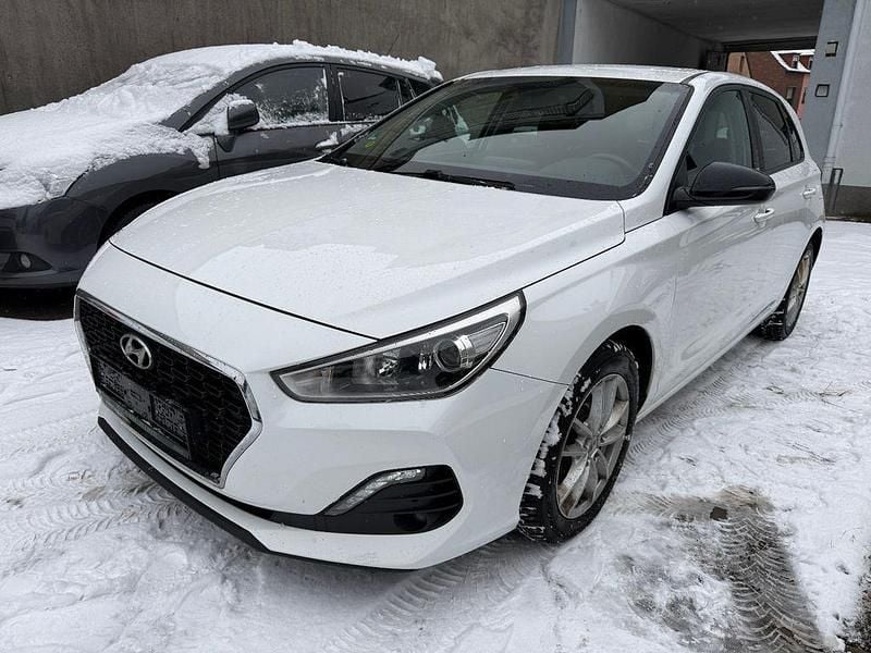 Weiß Gebraucht 2019 Hyundai i30 YES! Limousine | 12.400 € (Fairer Preis) - Bild 1/4