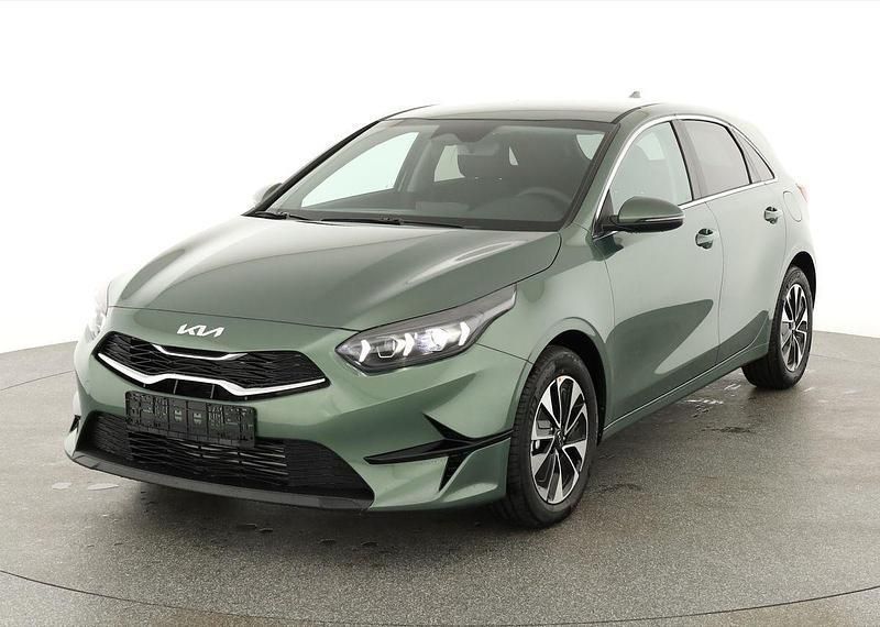 Experience grün metallic Neu 2025 Kia Ceed Limousine | 24.495 € (Fairer Preis) - Bild 1/4