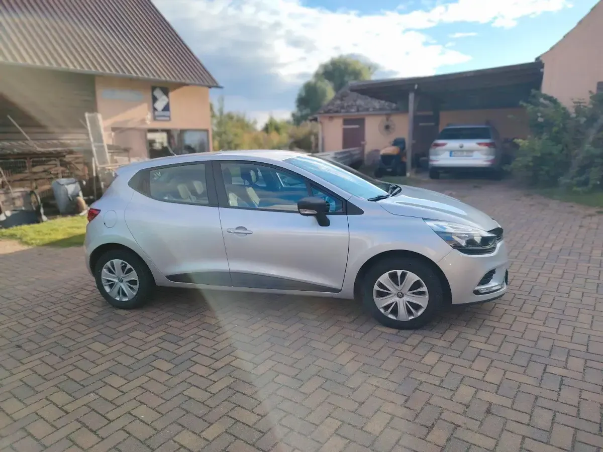 Gebraucht Renault Clio 75 PS (55 kW) 2017 Silber Kleinwagen