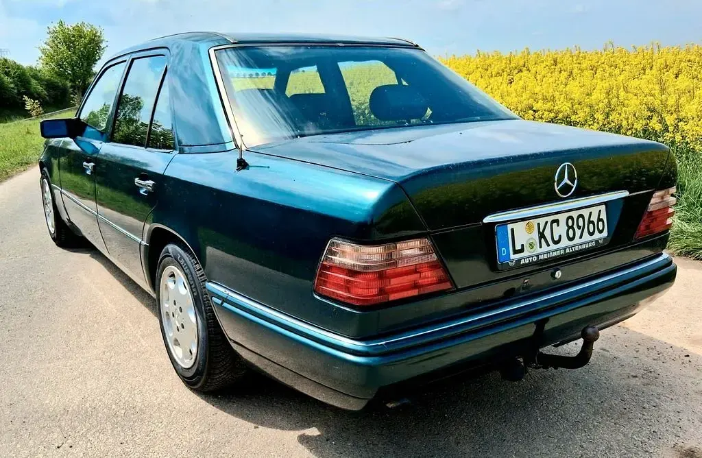 Gebraucht Mercedes 220 150 PS (110 kW) 1995 Grün Limousine